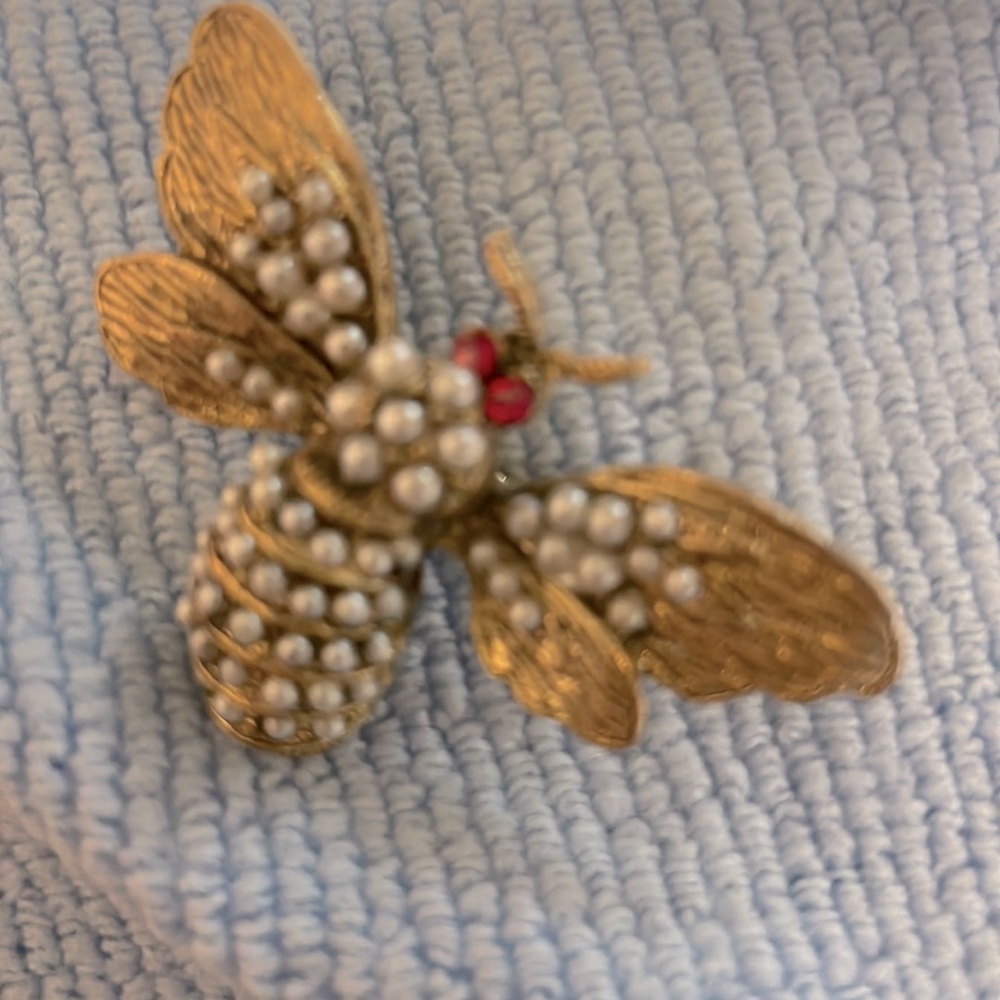 VINTAGE BEE BROOCH UNSIGNED SA SAMSAN ANTIQUE GOLD PEARL and Red RHINESTONES